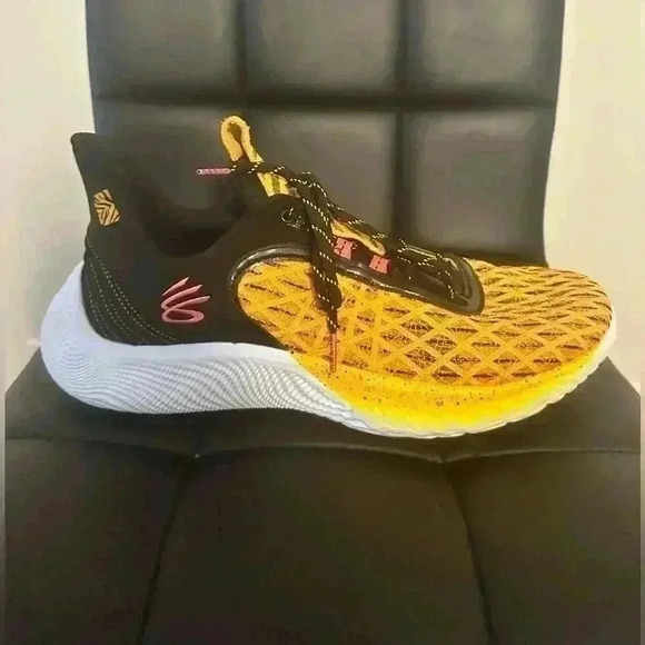 Under Armour Curry 9 Street Sesame Street Size M 13.5 W 15 Yellow Black Sneakers - Picture 2 of 10